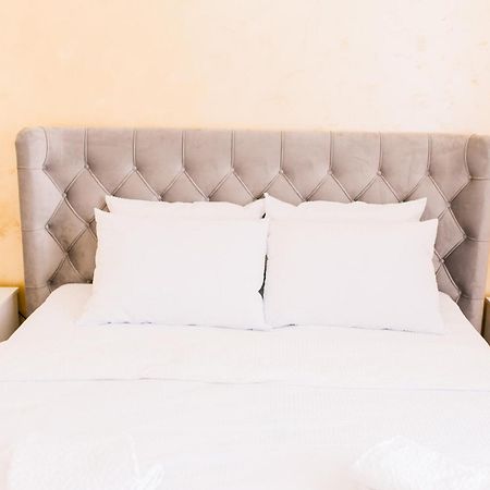 Central White Apartment Satu Mare Ngoại thất bức ảnh