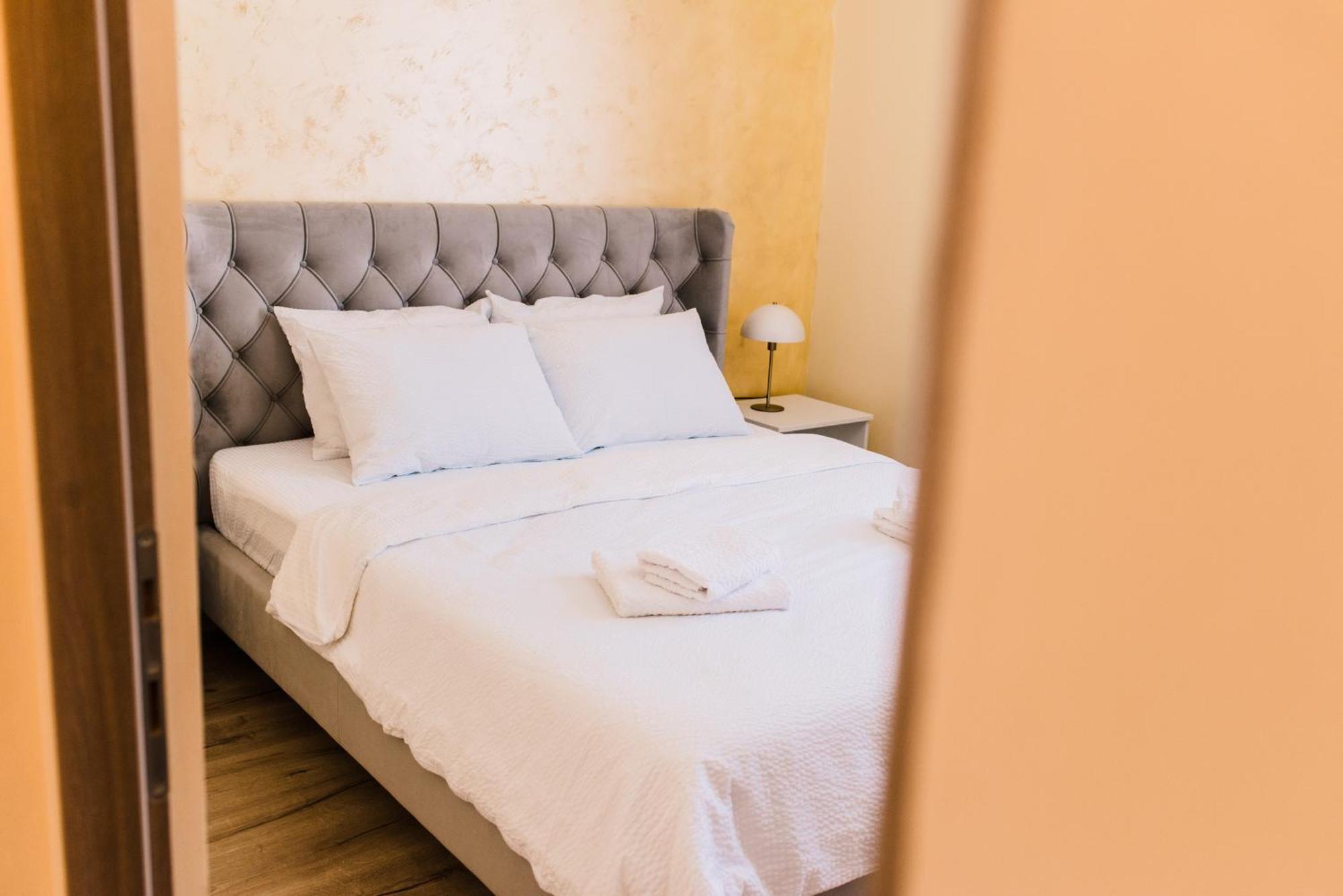 Central White Apartment Satu Mare Ngoại thất bức ảnh